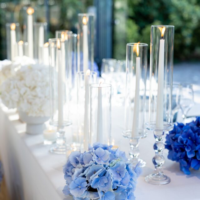 Escenografía floral completa para evento al aire libre
