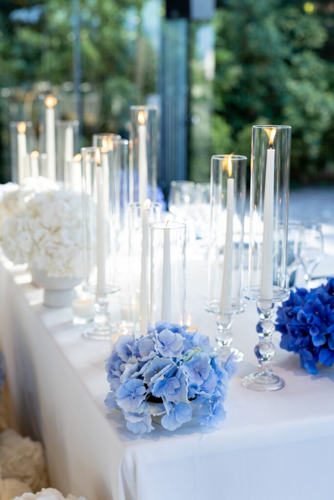 Escenografía floral completa para evento al aire libre